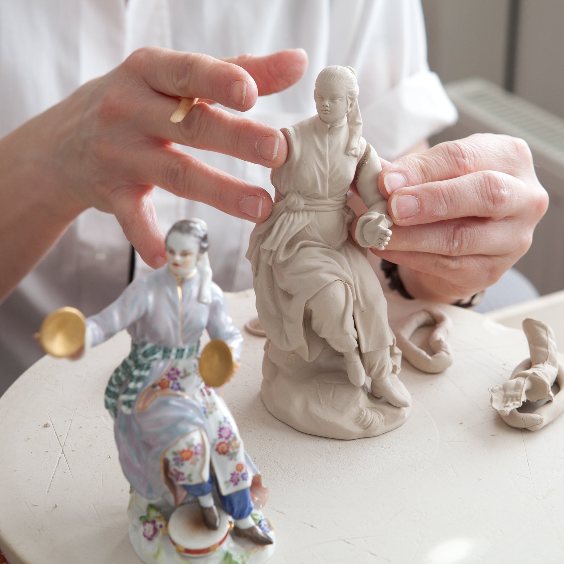Einzelfigur Asiatin mit Becken, bunt und gold staffiert, H 13 cm | Meissen Figuren Individuell 900300 - 65665 - Meissen Weimar