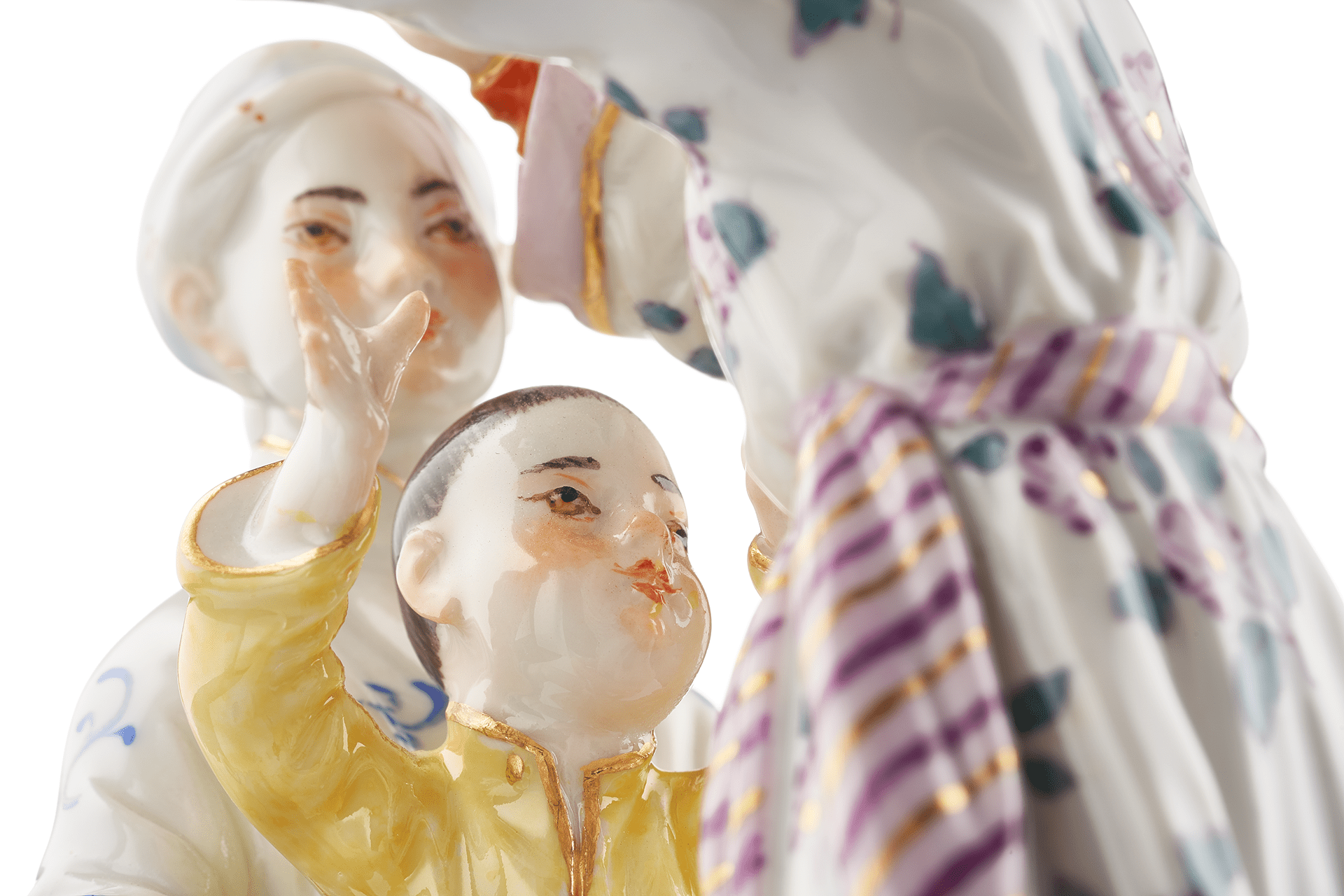 Einzelfigur Asiatische Familie, bunt und gold staffiert, H 14 cm | Meissen Figuren Individuell 900300 - 65641 - Meissen Weimar