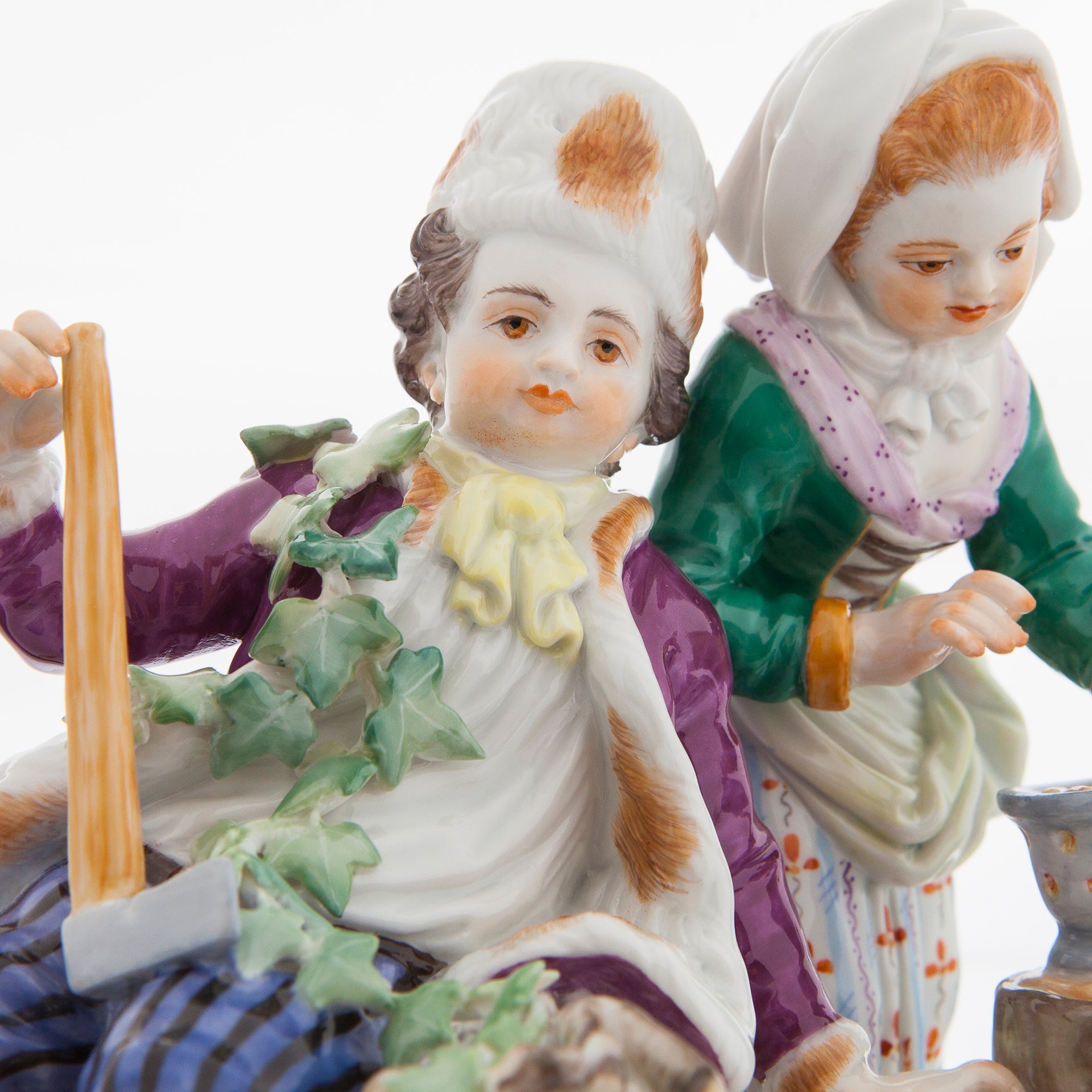 Einzelfiguren Paar mit Schlitten, bunt und gold staffiert, H 15 cm | Meissen Figuren Individuell 900300 - 61267 - Meissen Weimar