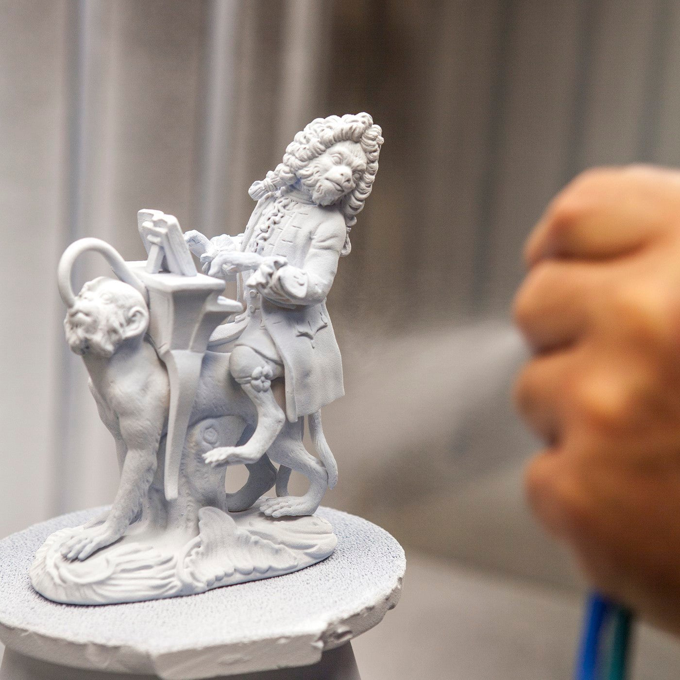 Figur Affenkapelle Sängerin, H 12,5 cm | Meissen Figuren - Edition Affenkapelle 91c110 - 60010 - Meissen Weimar