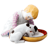 Figur Kind mit trinkendem Hund, Bunt staffiert, H 9 cm | Meissen Figuren-Edition Hentschelkinder