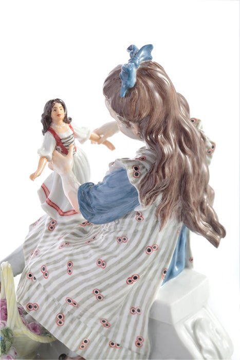 Figur Mädchen mit Puppe und Blumenkorb, Limitierte Meisterwerke, H 16 cm | Meissen Limitierte Meisterwerke 900184 - 73663 - Meissen Weimar