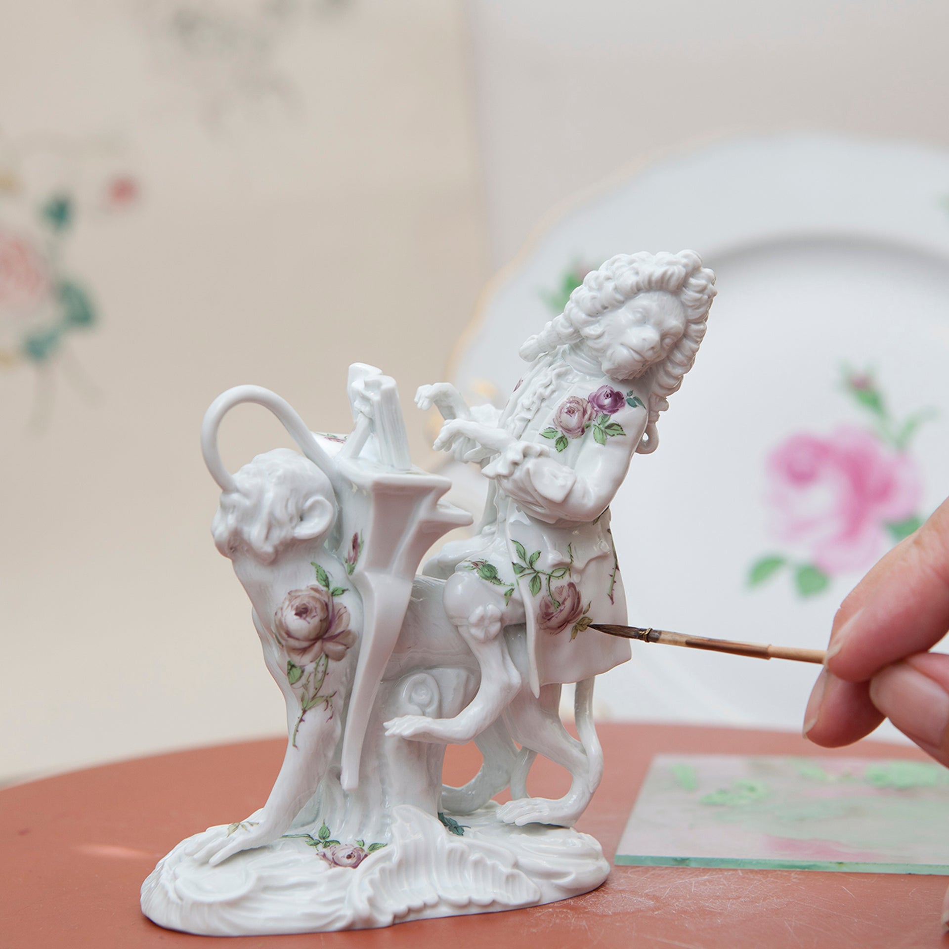 Figur, Purpur Rose, H 13 cm | Meissen Figuren - Edition Affenkapelle 91c120 - 60020 - Meissen Weimar