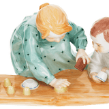 Figurengruppe Zwei Kinder mit Sandformen, Bunt staffiert, H 11 cm | Meissen Figuren-Edition Hentschelkinder