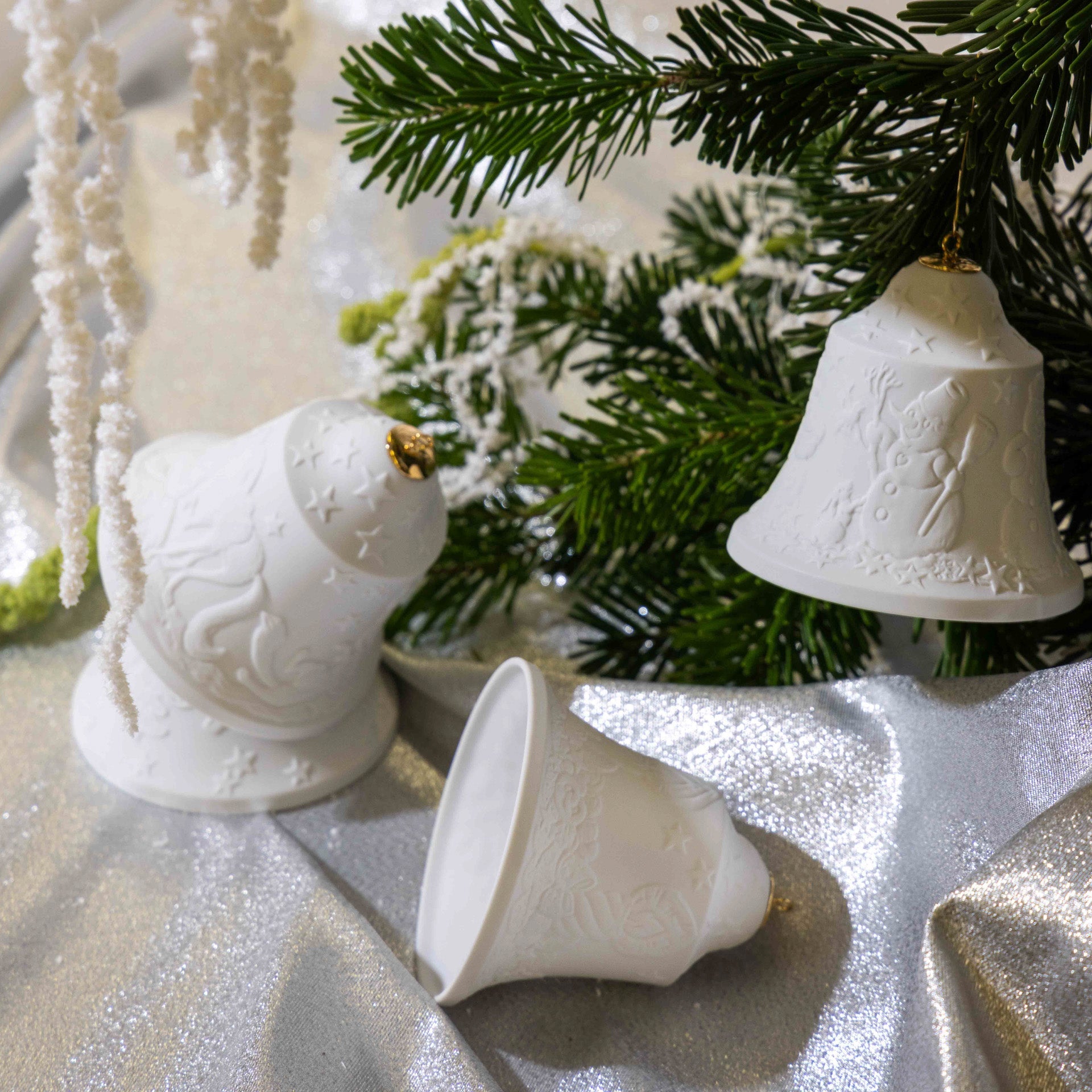 Glocke mit Relief, Engel, Weiß, Biskuit, H 8 cm | Meissen Zweigschmuck Glocken Kollektion 001001-55N03 - Meissen Weimar