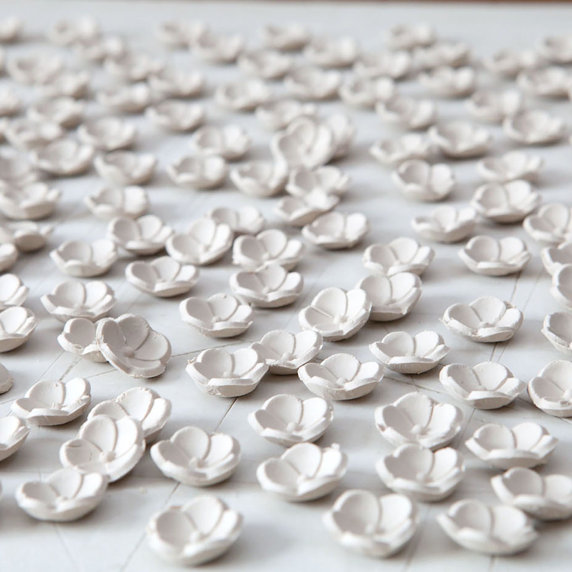 Glocke, Schneeballblüten, Weiß, Ø 5,5cm | Meissen Zweigschmuck Glocken Kollektion 000001 - 55M54 - Meissen Weimar