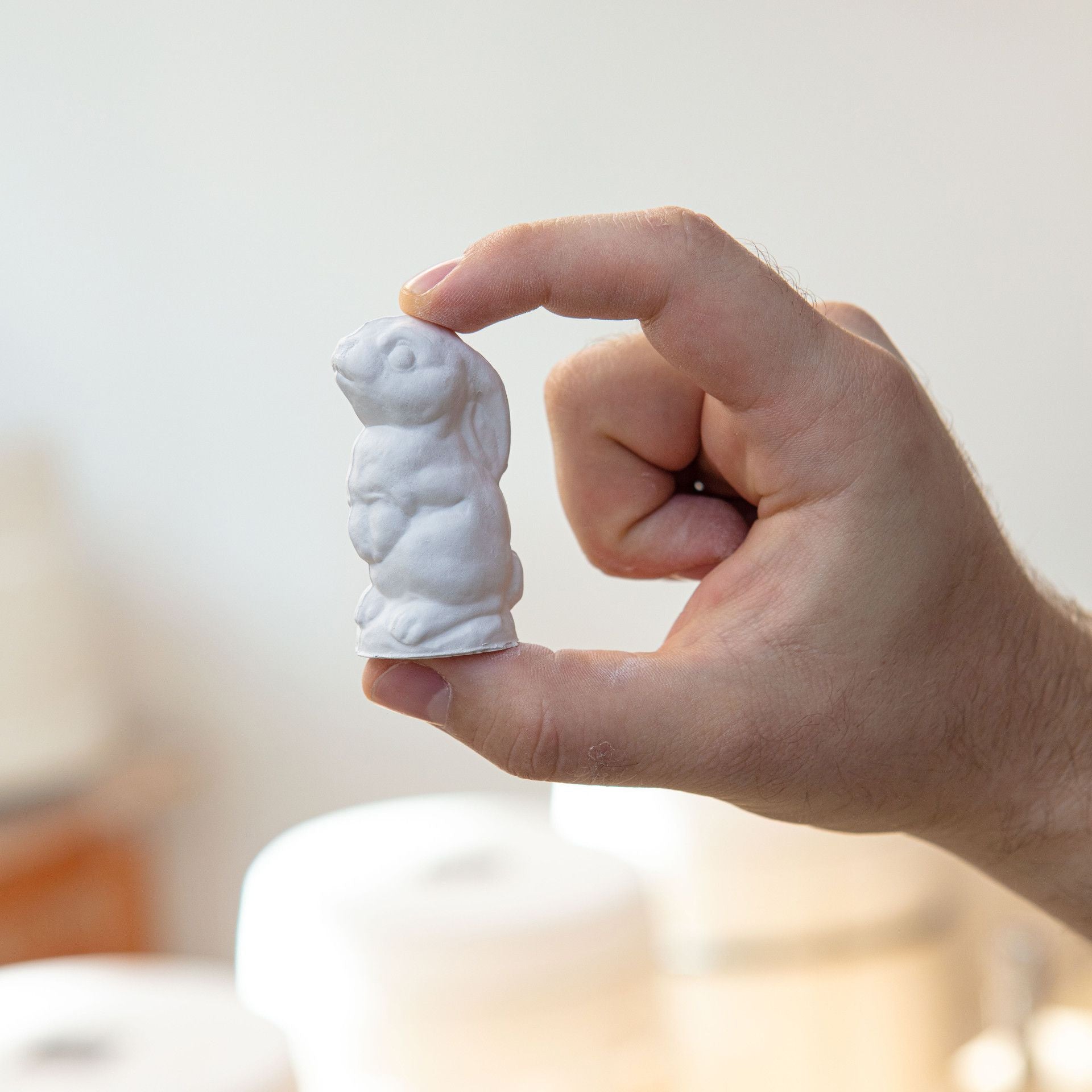 Hase, Bunt staffiert, leicht, H 5 cm | Meissen Figuren - Edition Tierkinder 900600 - 78992 - Meissen Weimar