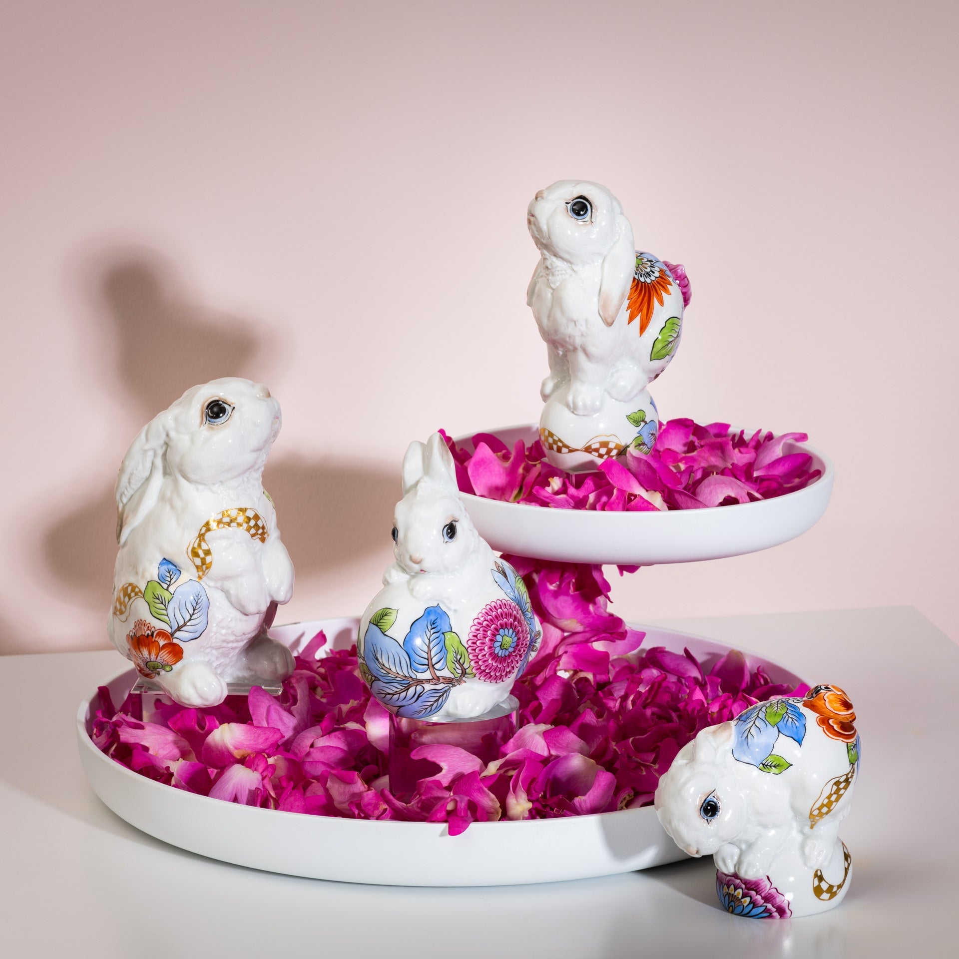 Hase Polly, Indisch Blümchen, H 11 cm | Meissen Figuren - Edition Hasen 483190 - 83612 - Meissen Weimar