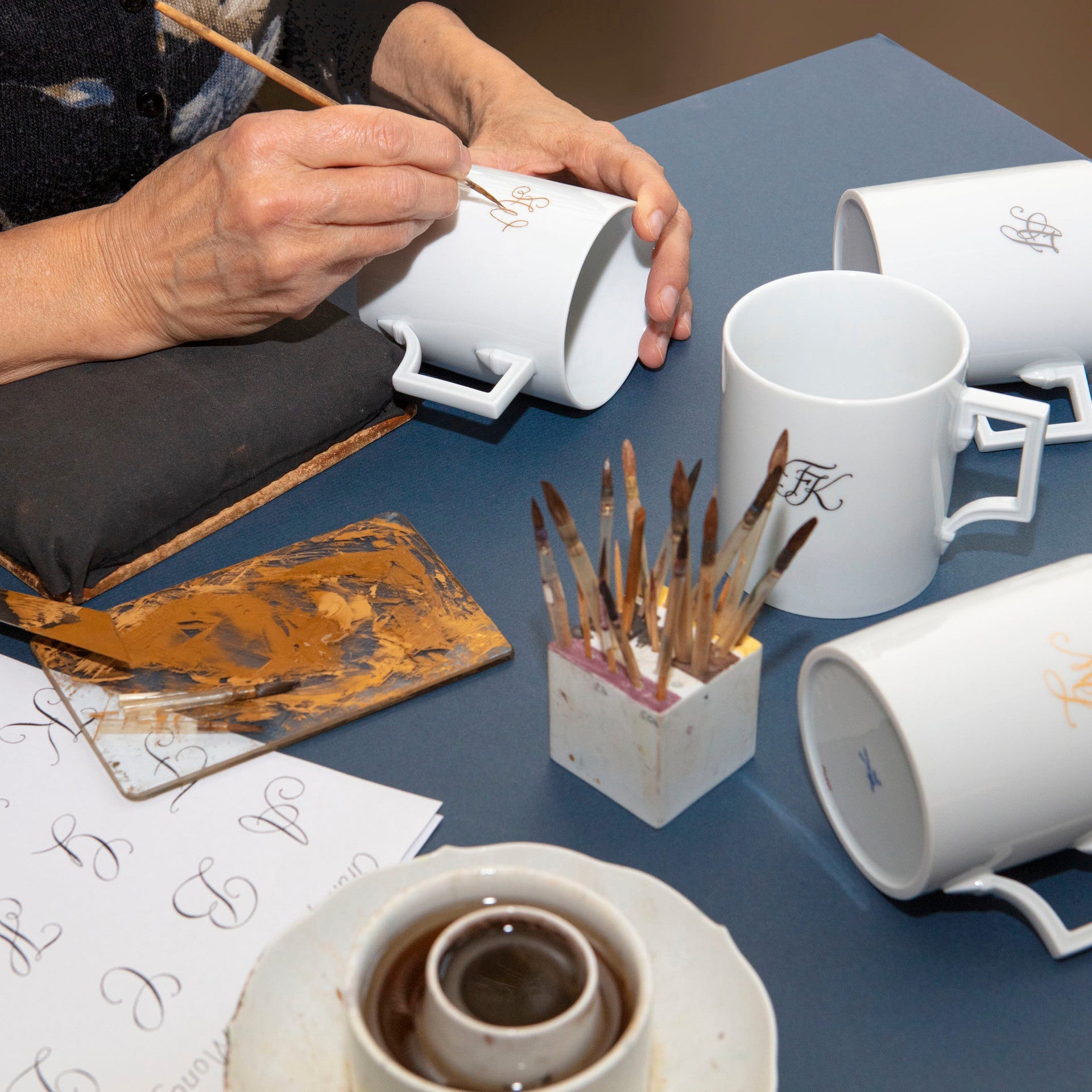 Henkelbecher Monogramm Platin, H 9 cm | Meissen Mug Berlin 97b203-55810 - Meissen Weimar