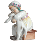 Kind mit Katze, Bunt staffiert, Kappe mit Rosen, H 9,5 cm | Meissen Miniatur-Hentschelkinder