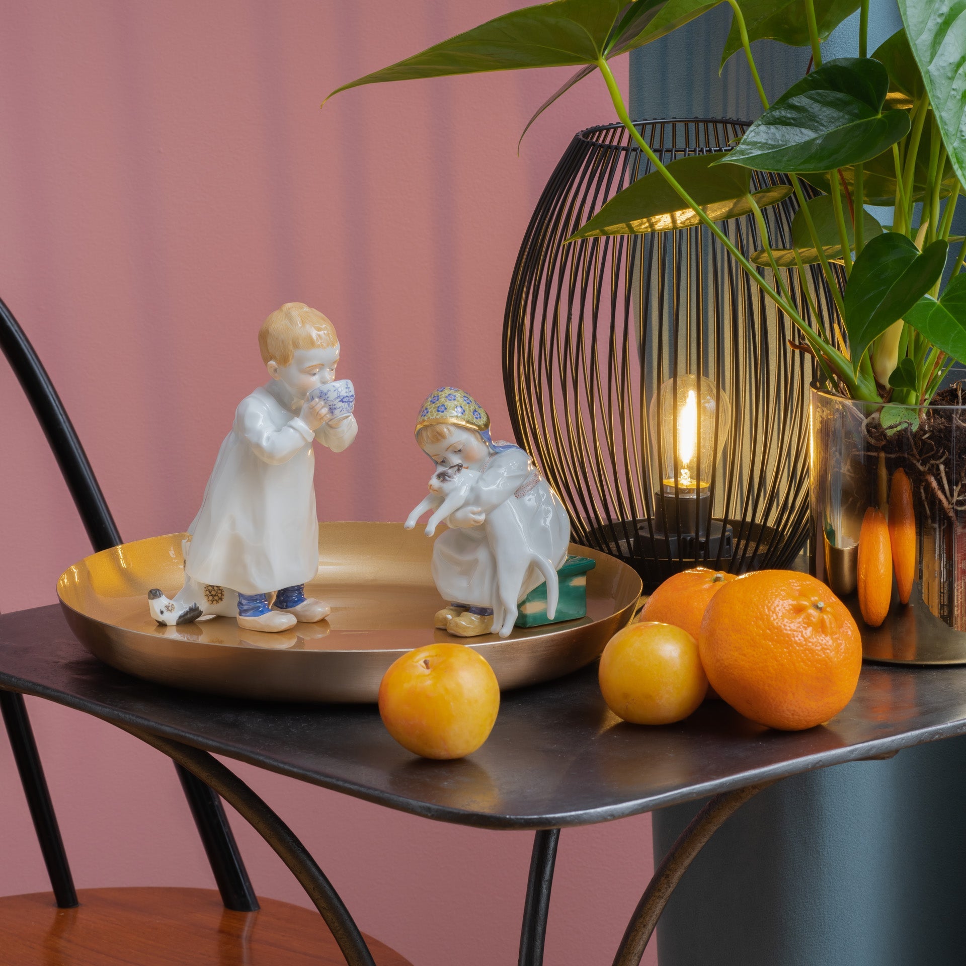 Kind mit Katze, Bunt und gold staffiert - , H 12 cm | Meissen Figuren - Edition Hentschelkinder 900300 - 73367 - Meissen Weimar