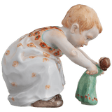Kind mit Puppe, Bunt staffiert, Mohnblumen, H 8 cm | Meissen Miniatur-Hentschelkinder