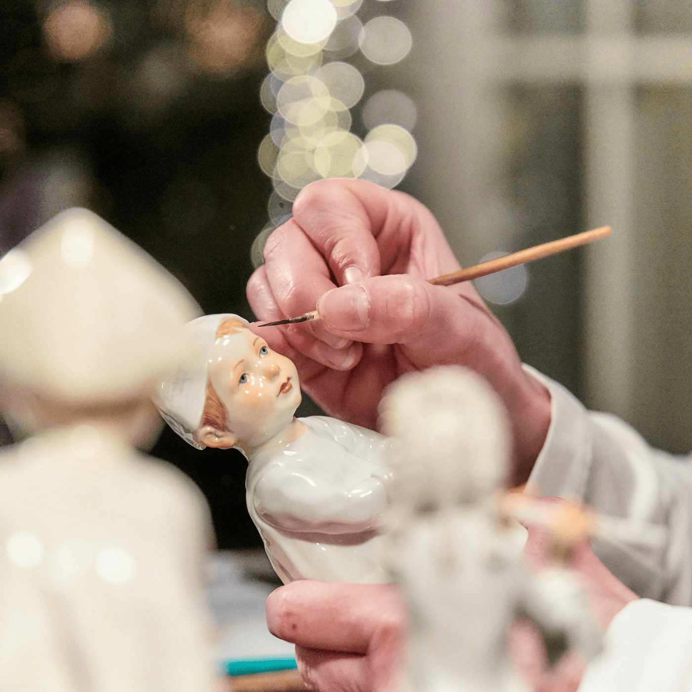 Kind mit Stecken und Trommel, Bunt staffiert, H 18,5 cm | Meissen Figuren - Edition Hentschelkinder 900100 - 73365 - Meissen Weimar