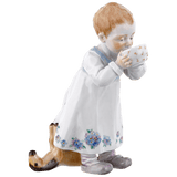 Kind mit Tasse, Kleid mit Vergißmeinnicht, Schwertertasse, H 12,5 cm | Meissen Miniatur-Hentschelkinder