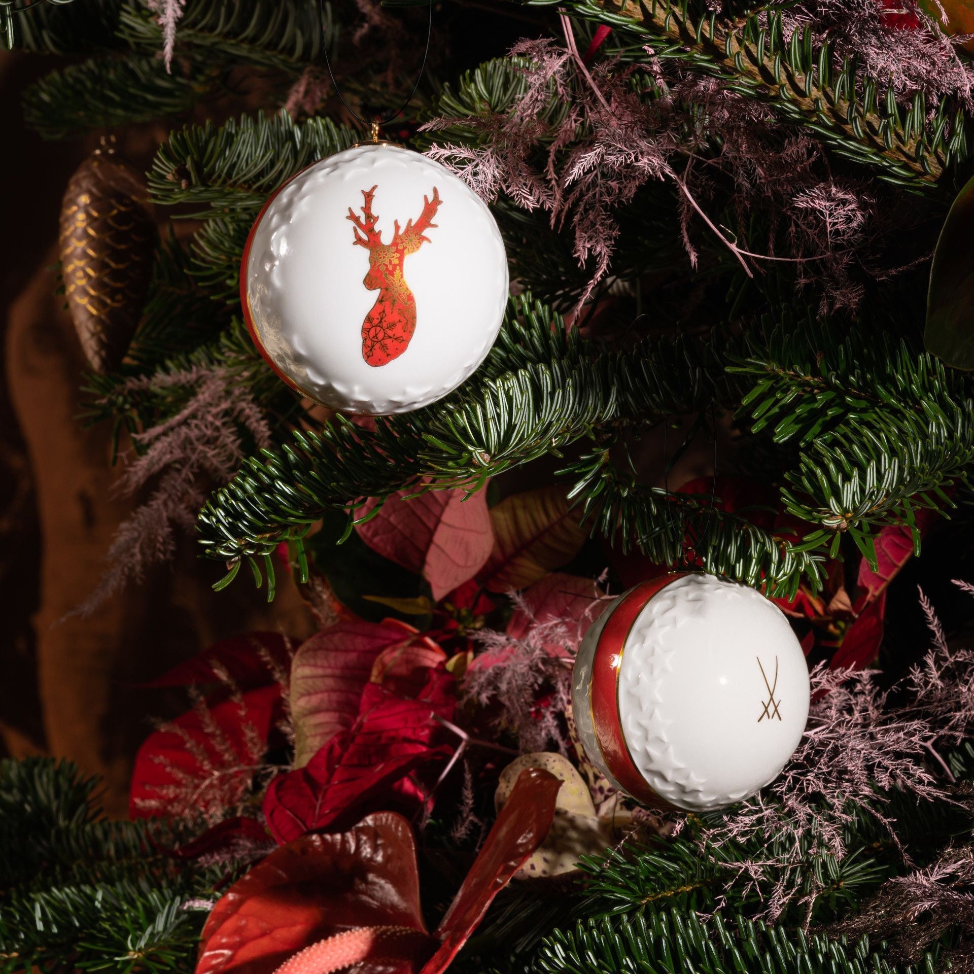 Kugel Reliefsterne, Hirsch, rot/gold, Ø 7 cm | Meissen Zweigschmuck Kugel Kollektion 79A732 - 55M39 - Meissen Weimar