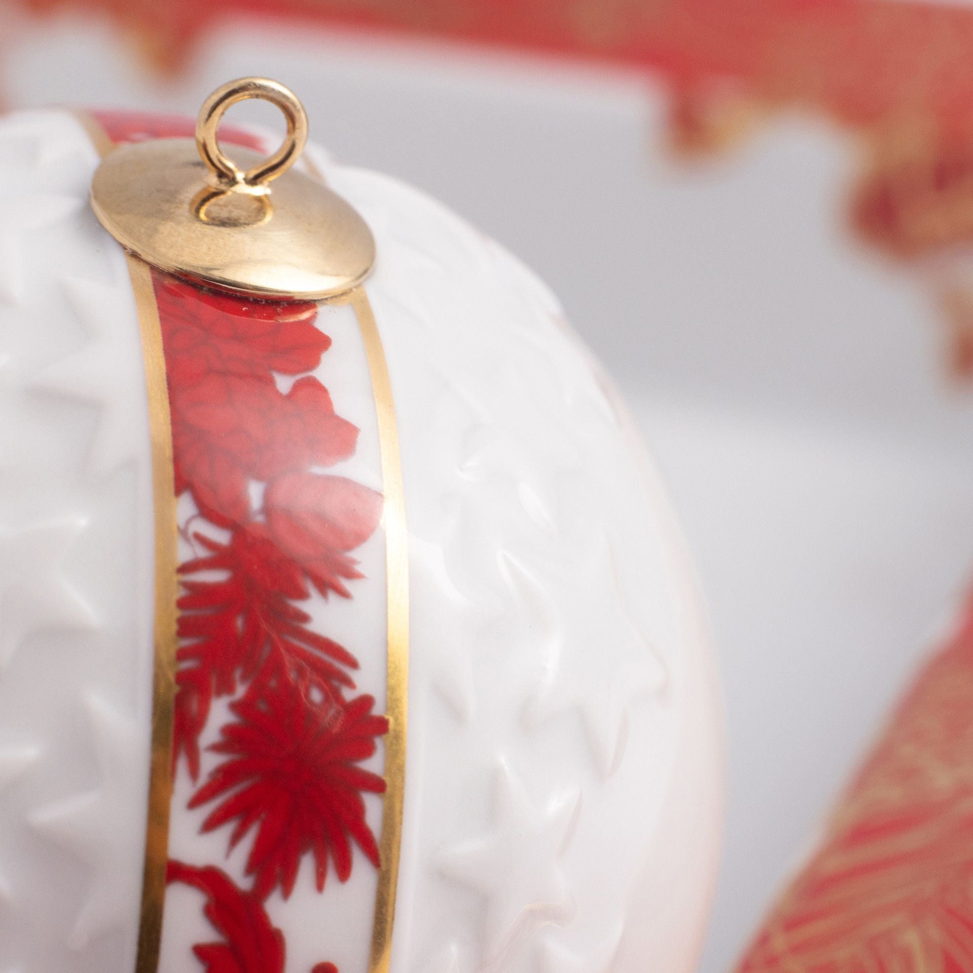Kugel Reliefsterne, "Meissen Christmas Star", rot, Ø 7 cm | Meissen Zweigschmuck Kugel Kollektion 79A941 - 55M39 - Meissen Weimar