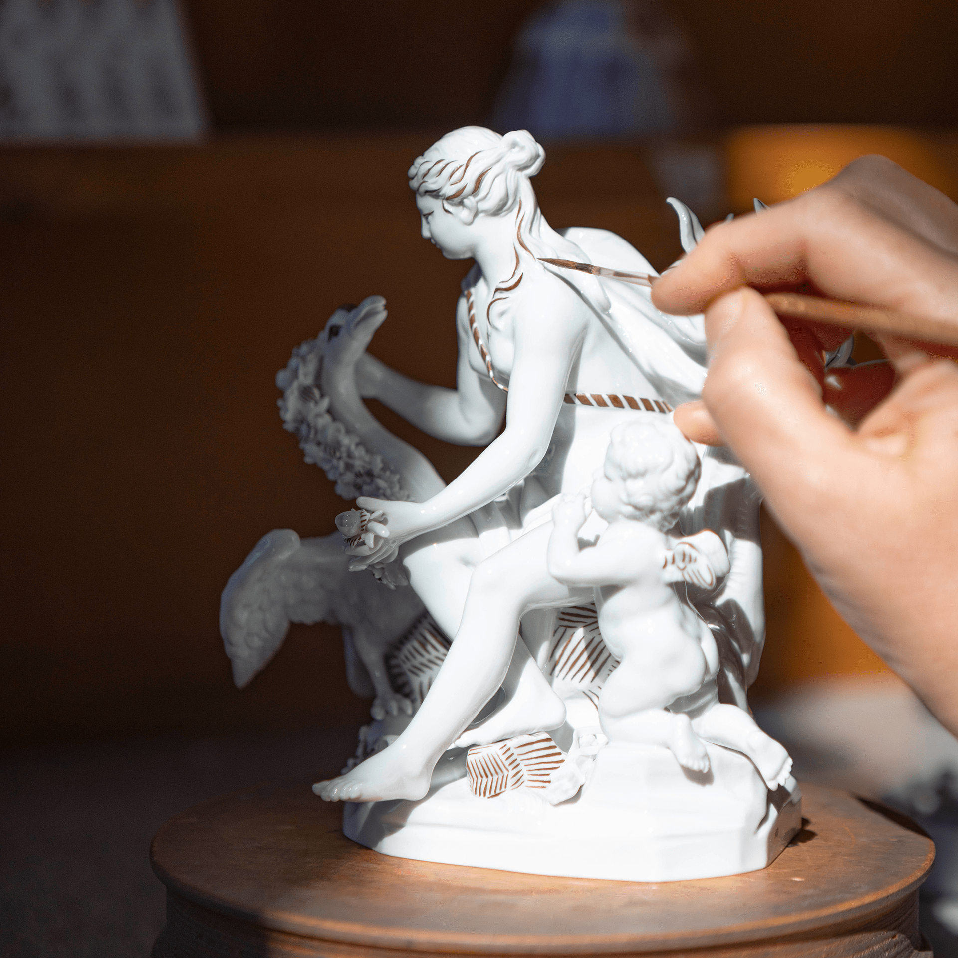 Leda mit Schwan, Lim. 25, H 17,5 cm | Meissen Limitierte Meisterwerke 908184-70521 - Meissen Weimar