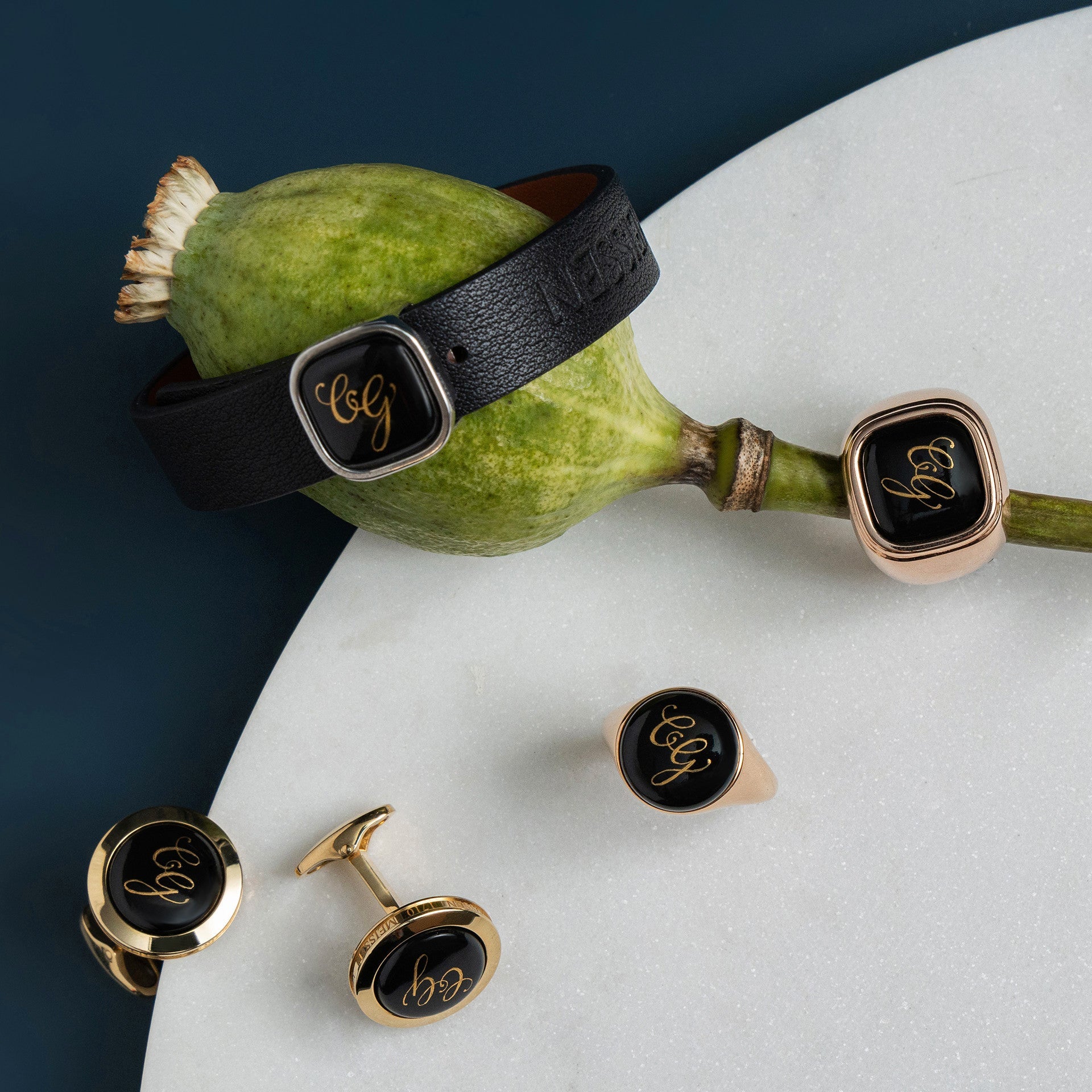 Lederarmband Monogramm in Gold, Schwarz, Breite 1,4 cm | Meissen Geschenke Individuell mpj60mod978c - Meissen Weimar