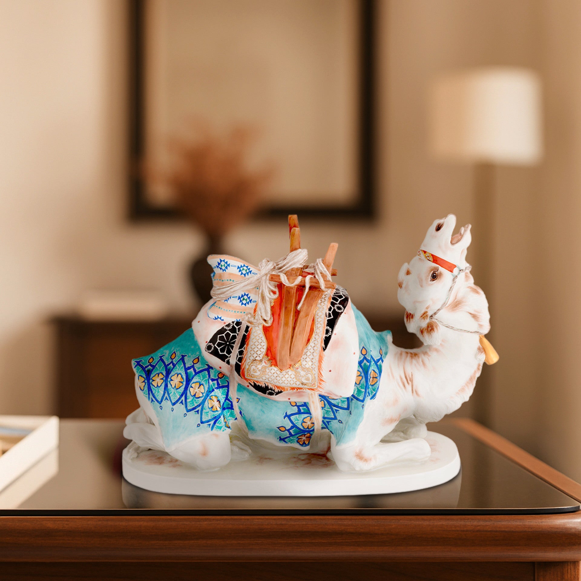 Liegendes Lastkamel, Bunt und gold staffiert, Lim., L 49 cm | Meissen Exklusiv - Kollektion 900380-76078 - Meissen Weimar