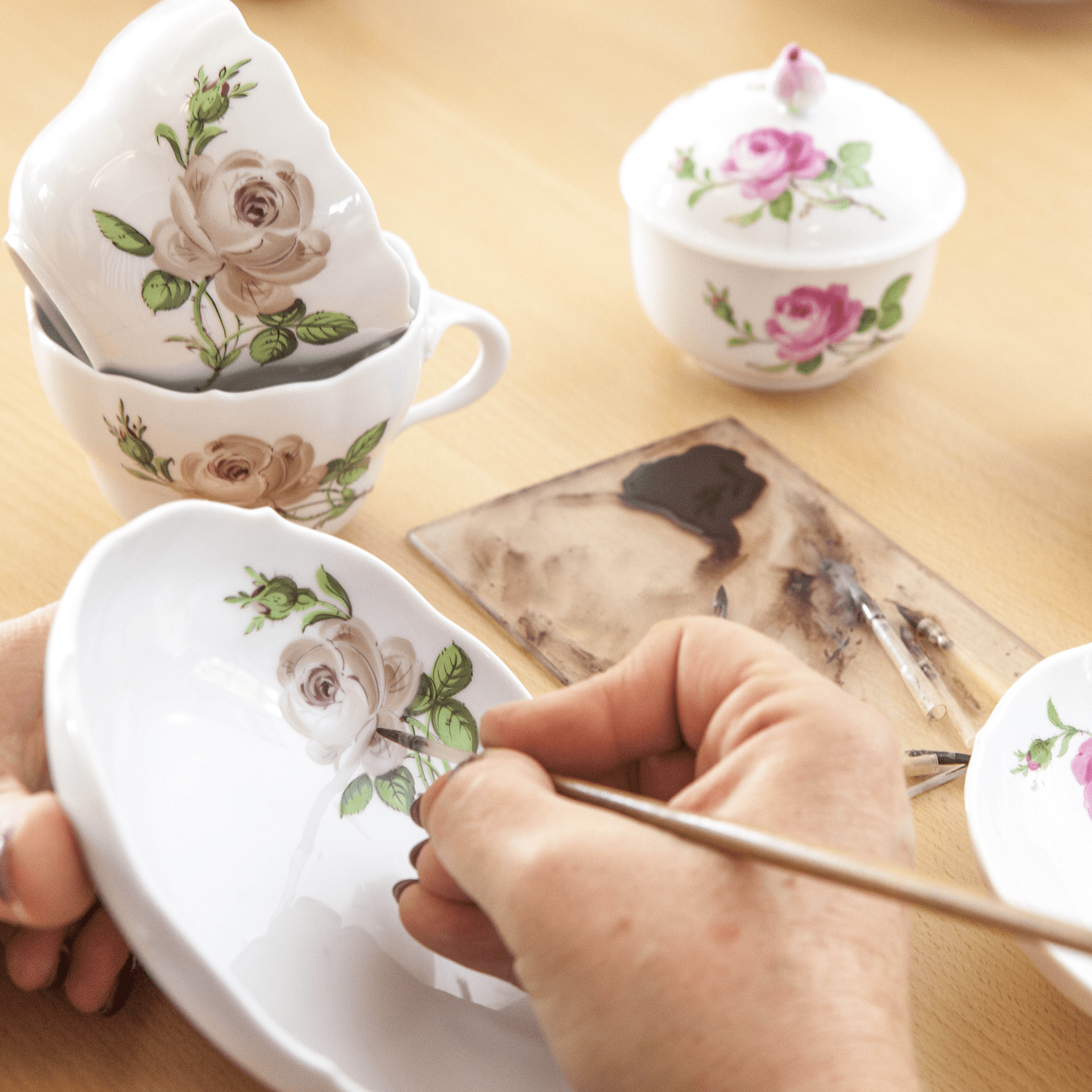 Milchkännchen, klein, Rose mitte, bunt, Goldrand, V 0,15 l | Meissen Neuer Ausschnitt 020110-00763 - Meissen Weimar