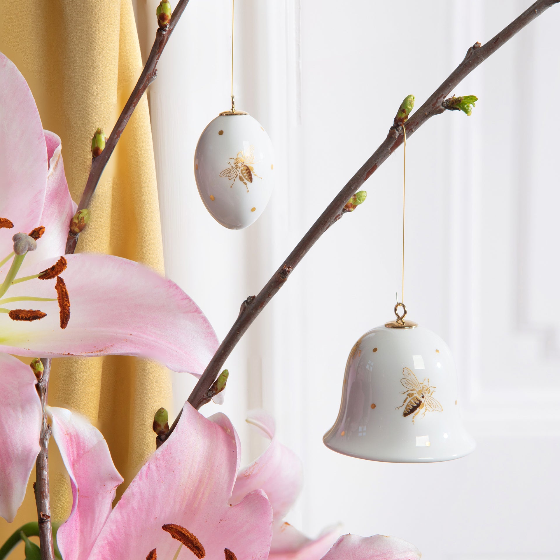 Miniatur - Glocke, Waldflora mit Insekten, H 4,8 cm | Meissen Zweigschmuck Glocken Kollektion 61c029 - 55m02 - Meissen Weimar