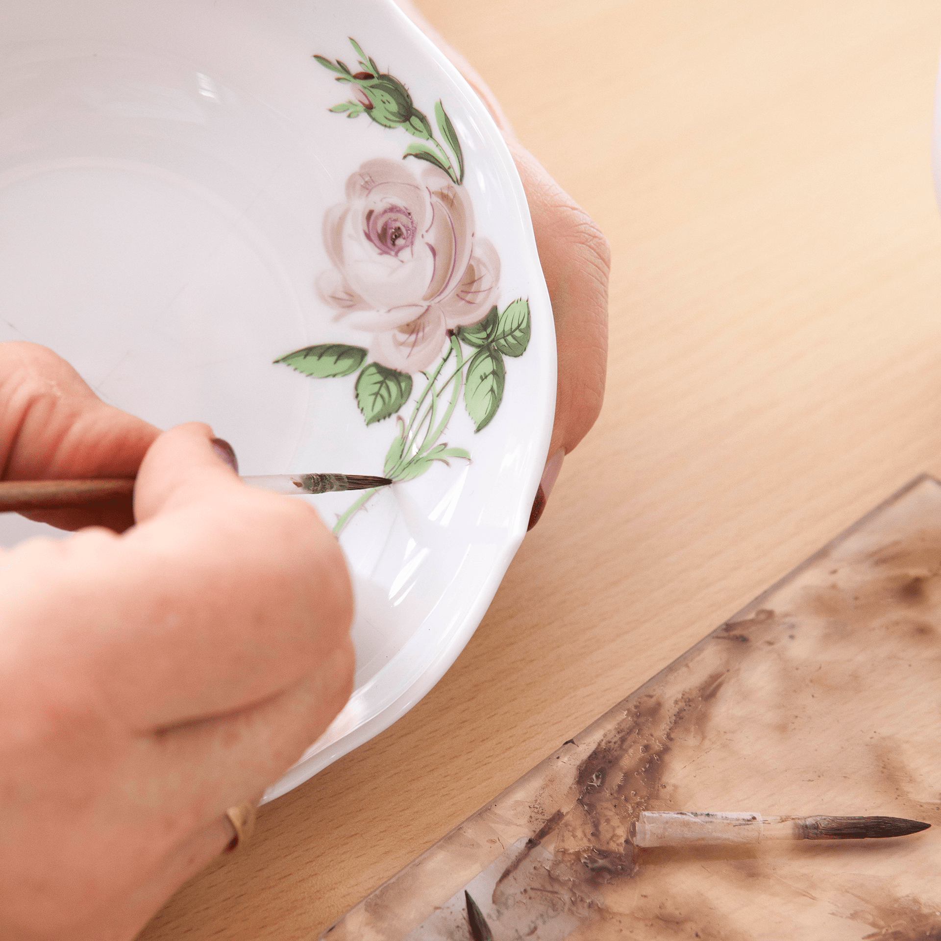 Osterei, Gestreute Röschen, bunt, weißer Rand, H 4,5 cm | Meissen Porzellan 019101 - 55M03 - Meissen Weimar