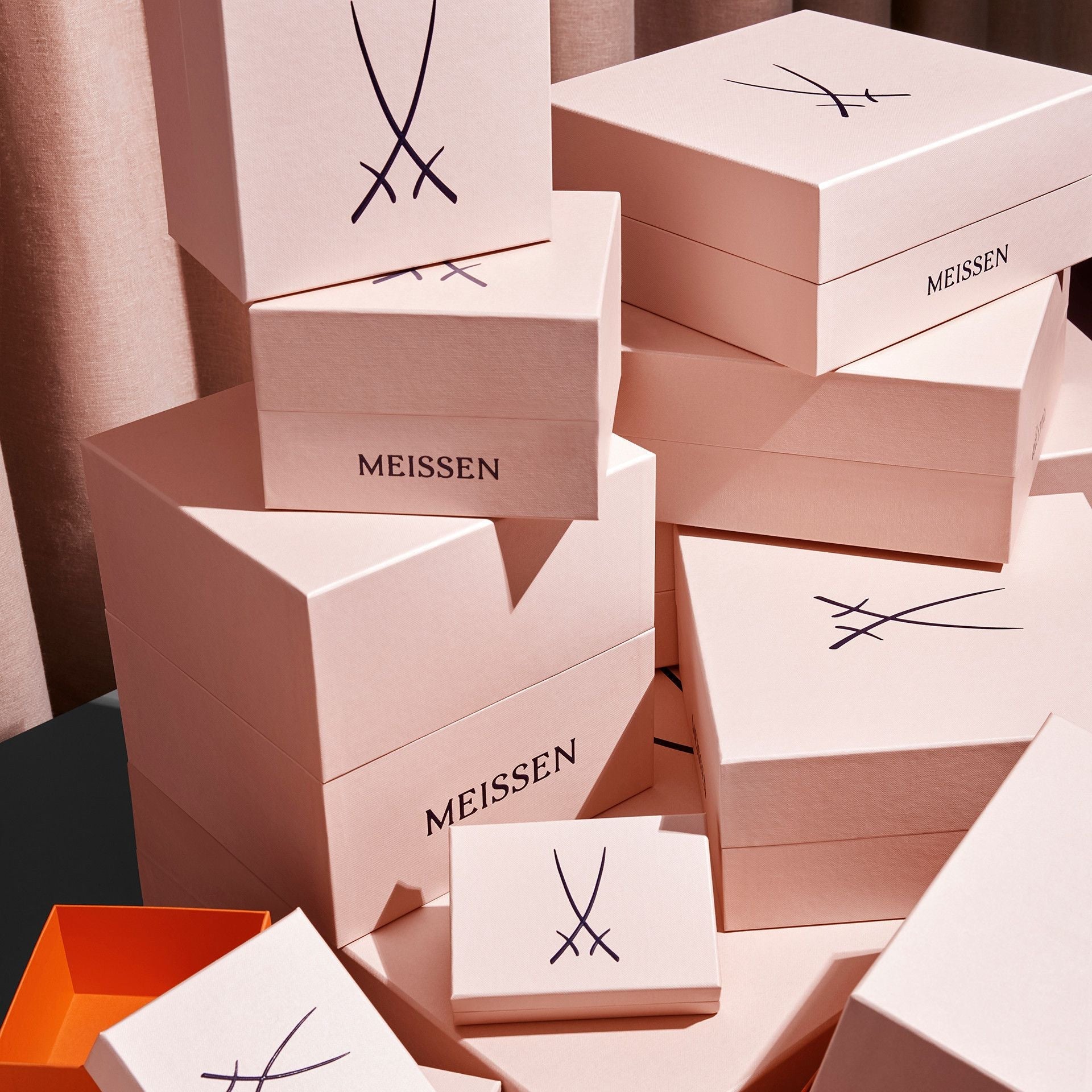 Osterei, Gestreute Röschen, bunt, weißer Rand, H 4,5 cm | Meissen Porzellan 019101 - 55M03 - Meissen Weimar