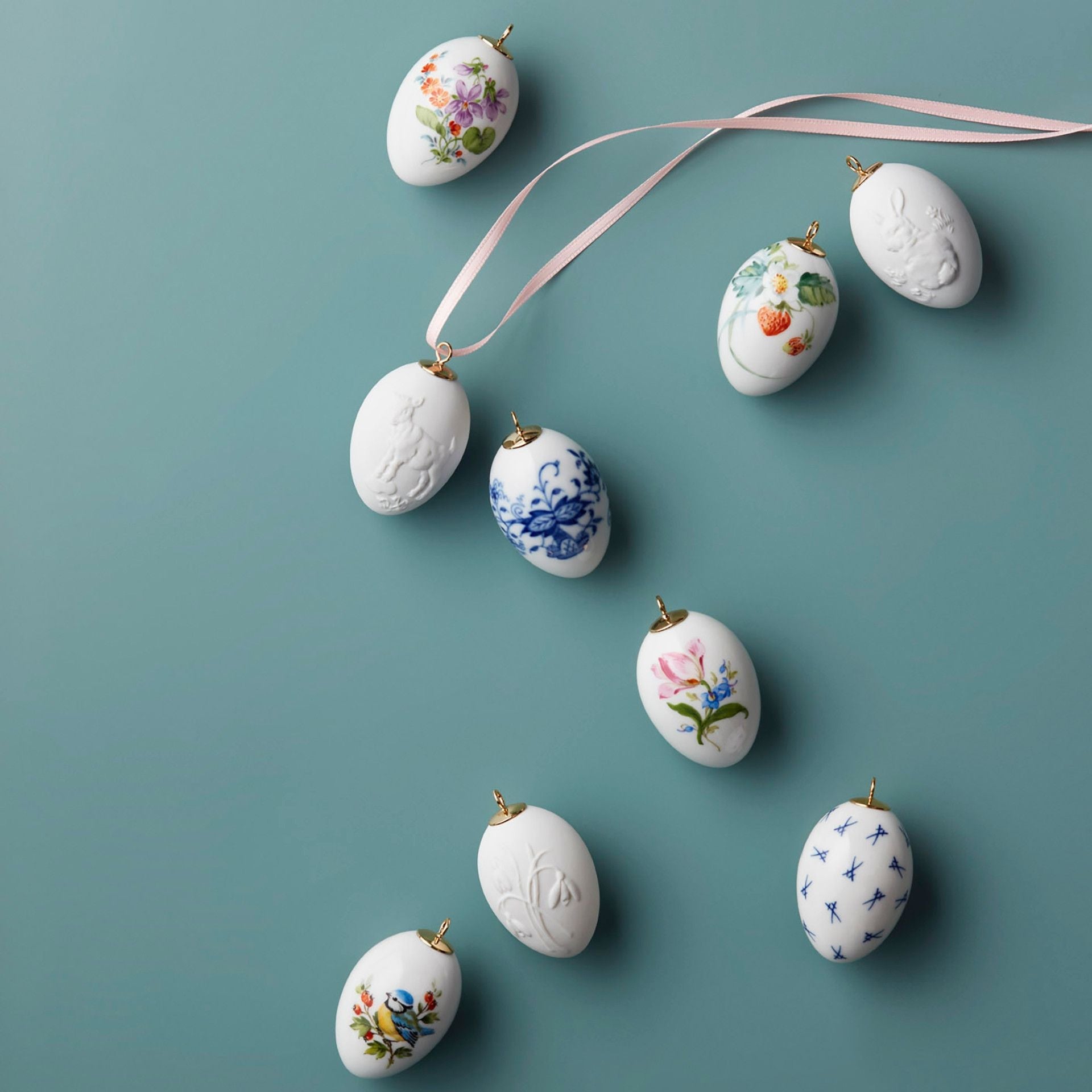 Osterei, Stechpalme, bunt und gold, weißer Rand, H 4,5 cm | Meissen Zweigschmuck Osterei Kollektion 700201 - 55M03 - Meissen Weimar