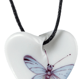 Porzellananhänger, geschwungenes Herz mit blauem Schmetterling, H 2,5 cm | Meissen Porzellananhänger