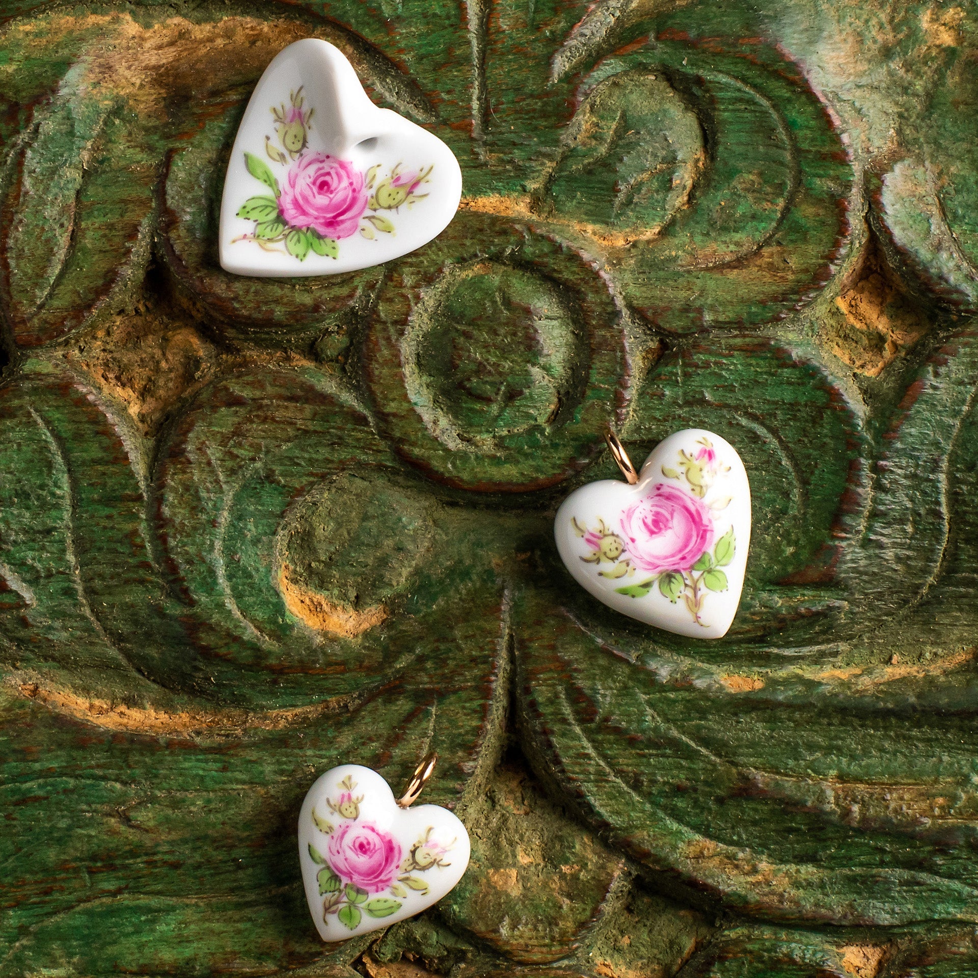 Porzellananhänger Geschwungenes Herz Rose, H 2,5 cm | Meissen Porzellananhänger 020101-71000 - Meissen Weimar