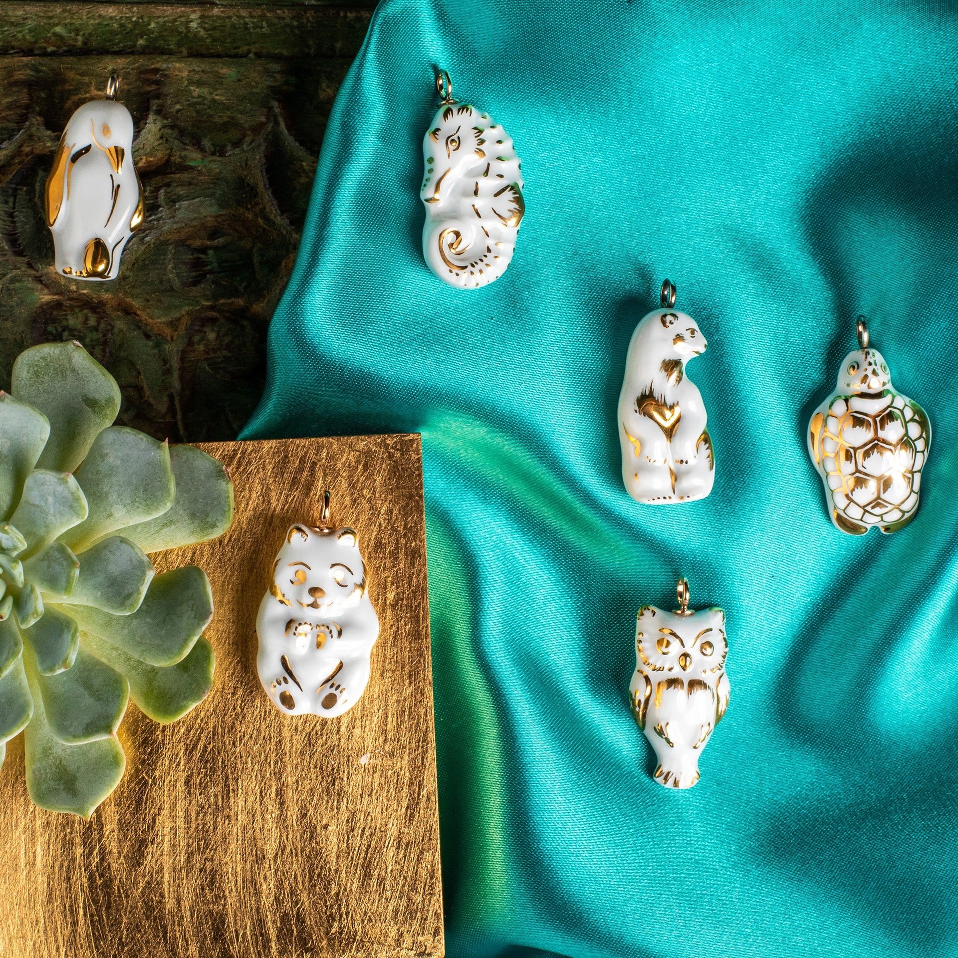 Porzellananhänger Halbrelief Panda Gold, H 3,5 cm | Meissen Porzellananhänger 900200-58m23 - Meissen Weimar