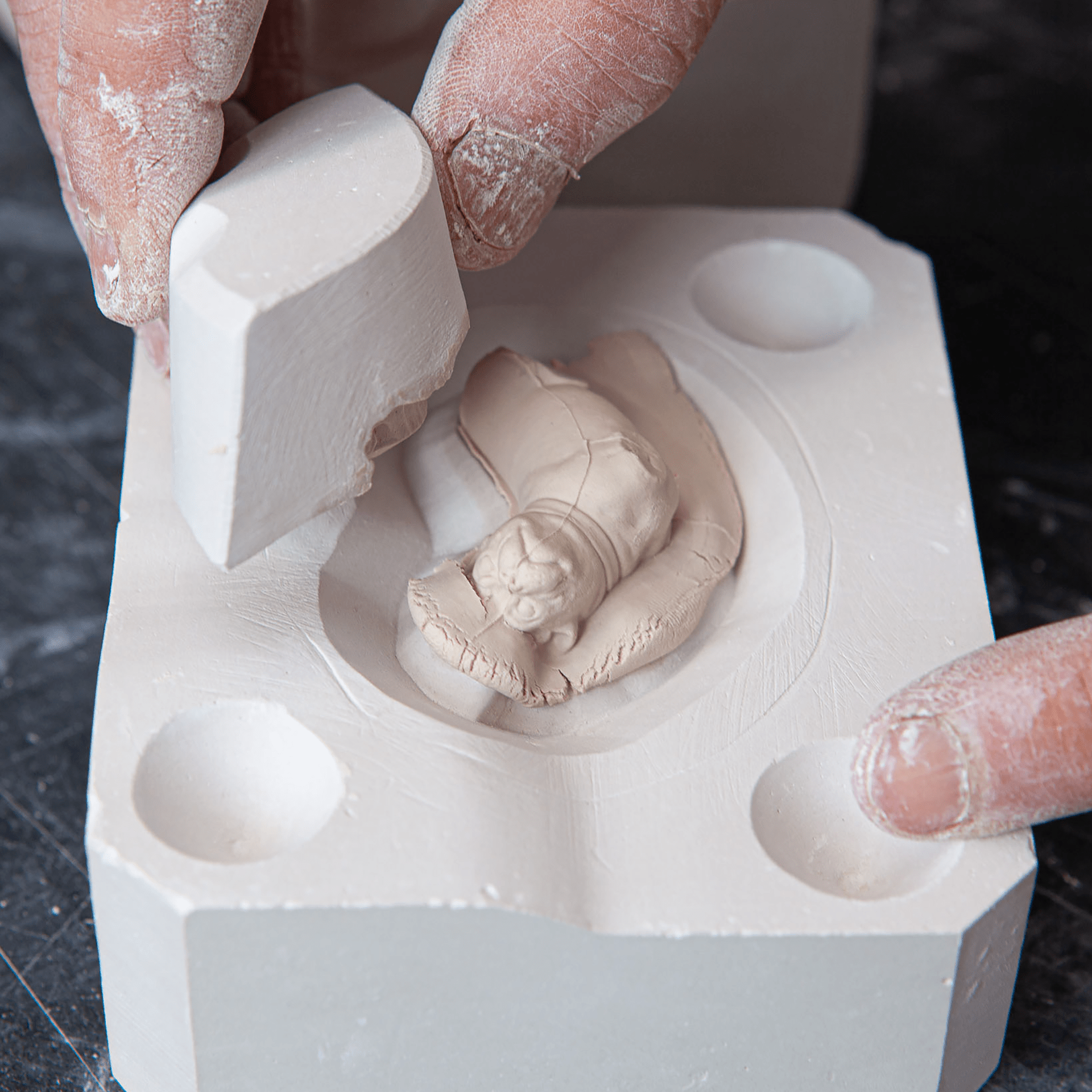 Porzellananhänger Mops Royal Palace Rot, H 3,4 cm | Meissen Porzellananhänger 90a270-78m21 - Meissen Weimar