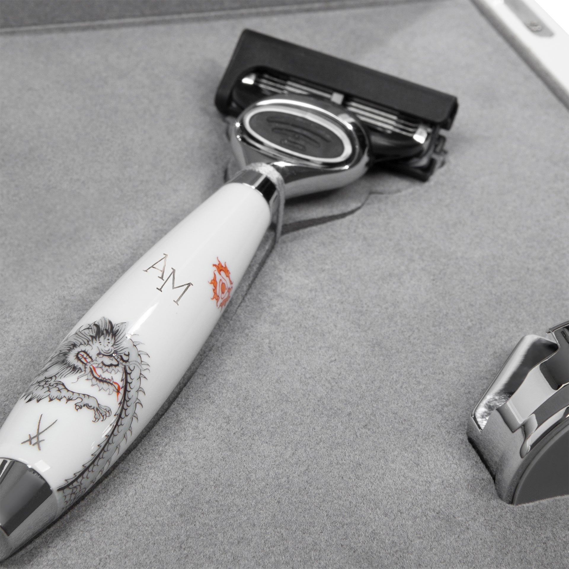 Rasierer mit Gillette Fusion, Porzellangriff, Ming Drache, Monogramm, H 14,5 cm | Mühle Edition Meissen MP00023 - Meissen Weimar