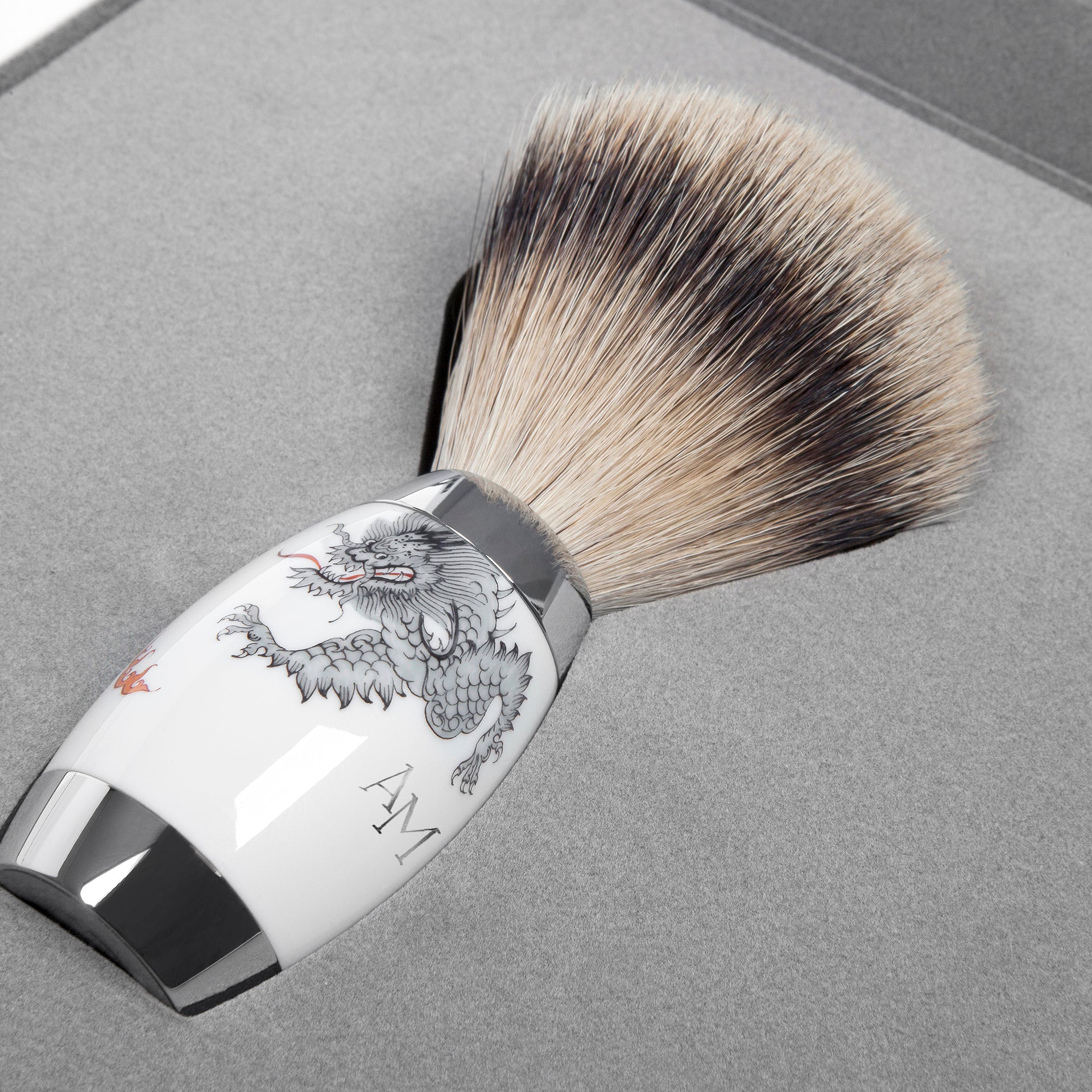 Rasierpinsel mit Silberspitz Dachszupf, Porzellangriff, Ming Drache, Monogramm, H 12,8 cm | Mühle Edition Meissen MP00021 - Meissen Weimar