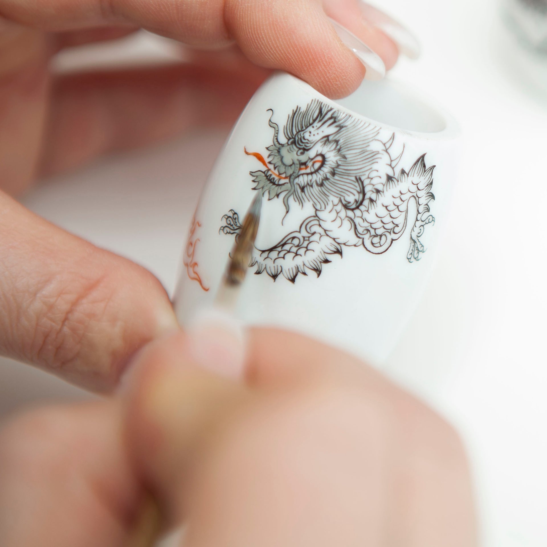 Rasierpinsel mit Silberspitz Dachszupf, Porzellangriff, Ming Drache, Monogramm, H 12,8 cm | Mühle Edition Meissen MP00021 - Meissen Weimar