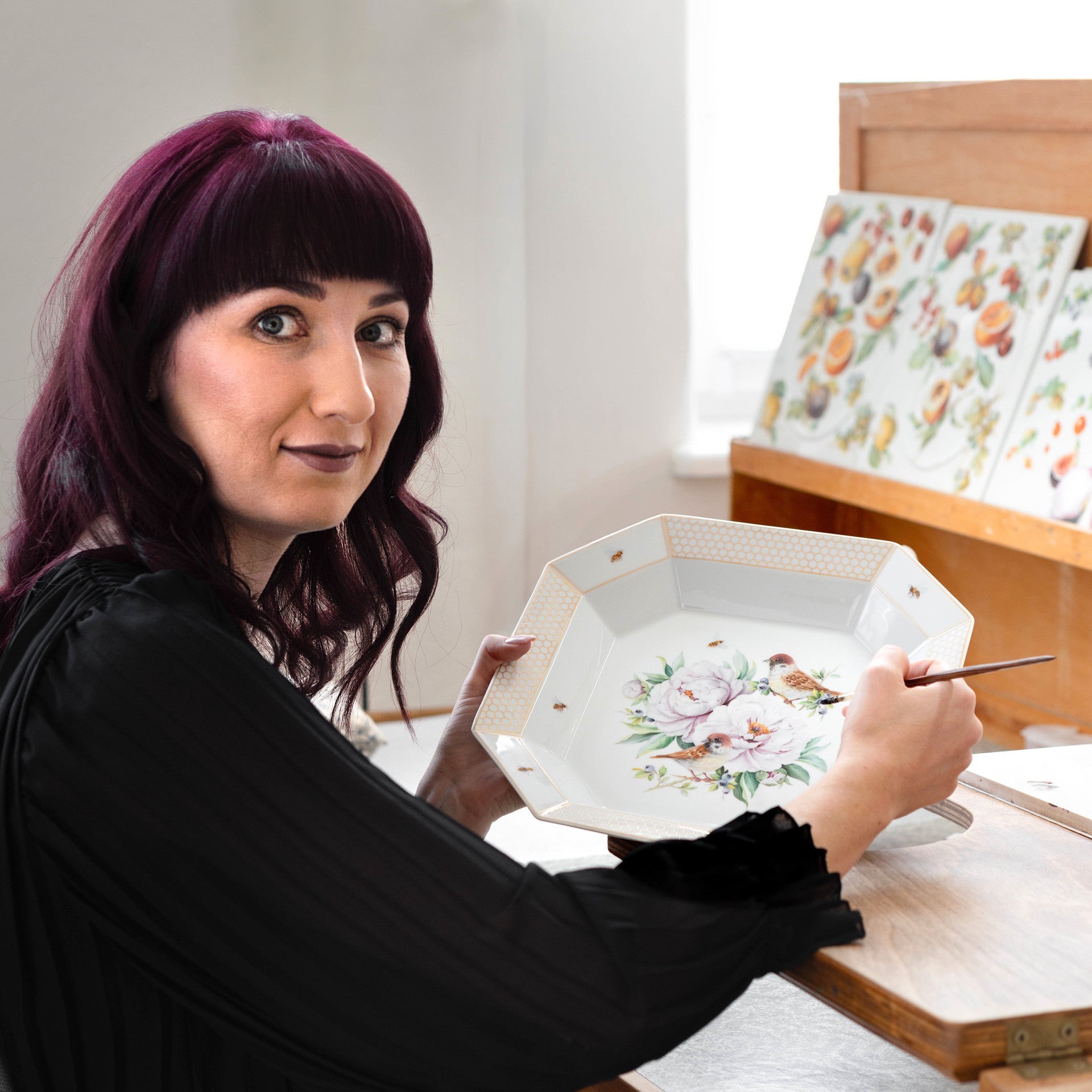 Schale "Pfingstrosen mit Feldsperlingen und Bienen", Lim. 15, 28,5 x 28,5 cm | Meissen Limited Edition 23A074-53273 - Meissen Weimar