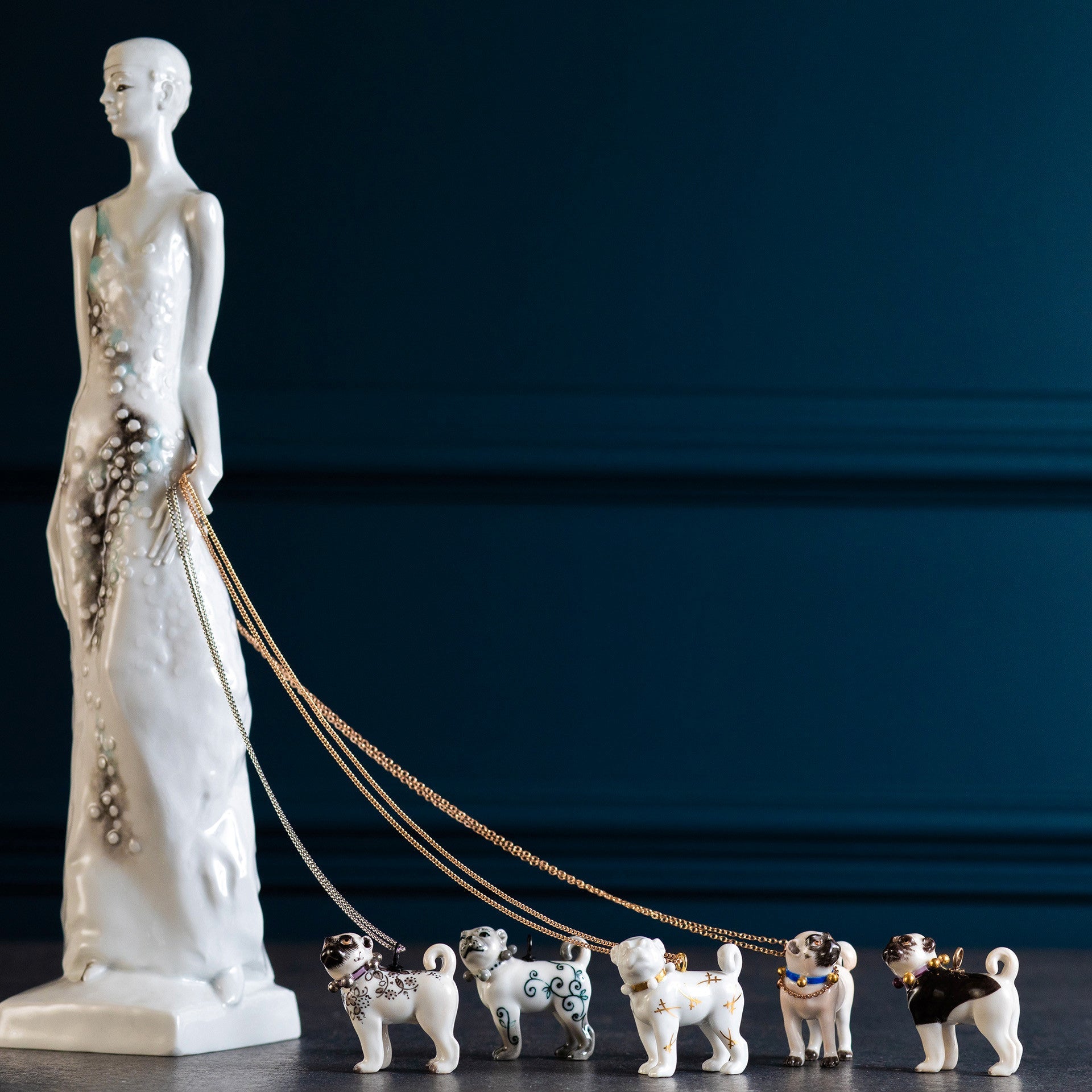 Tieranhänger Mops Schwerter in Gold, H 3,4 cm | Meissen Porzellananhänger 90a271-78m21 - Meissen Weimar