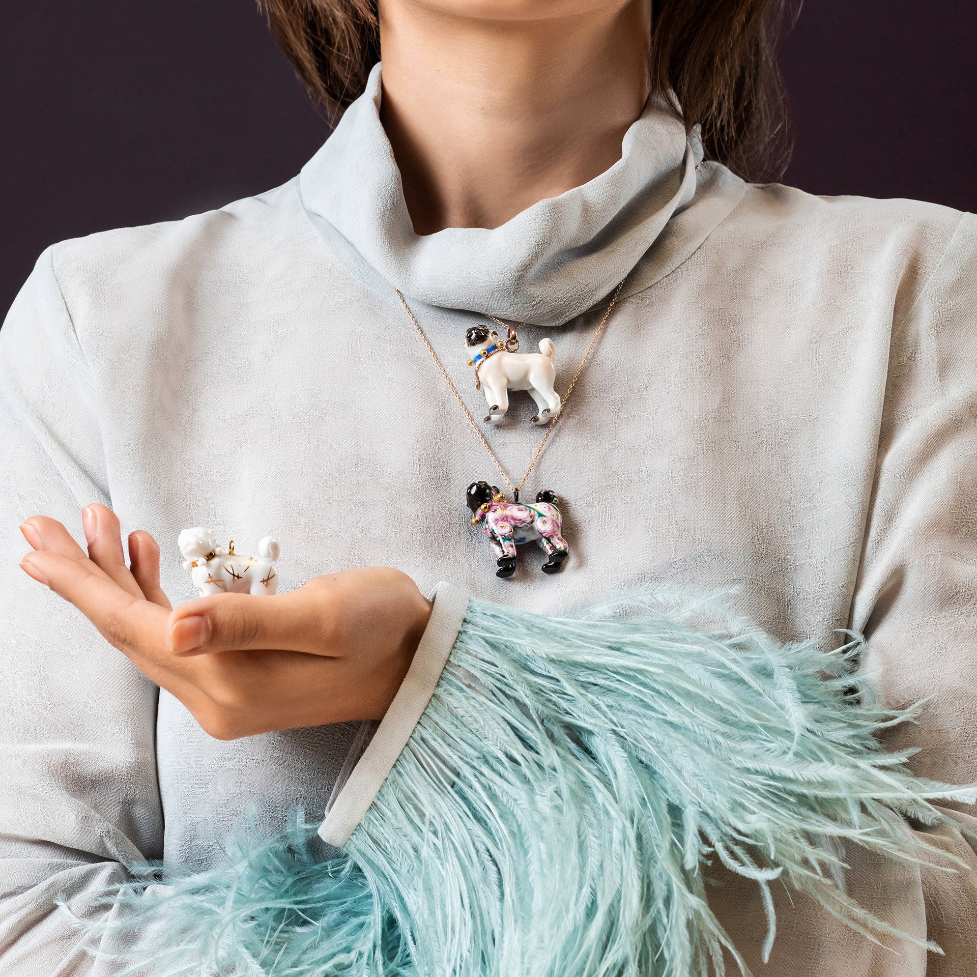 Tieranhänger Mops Schwerter in Gold, H 3,4 cm | Meissen Porzellananhänger 90a271-78m21 - Meissen Weimar