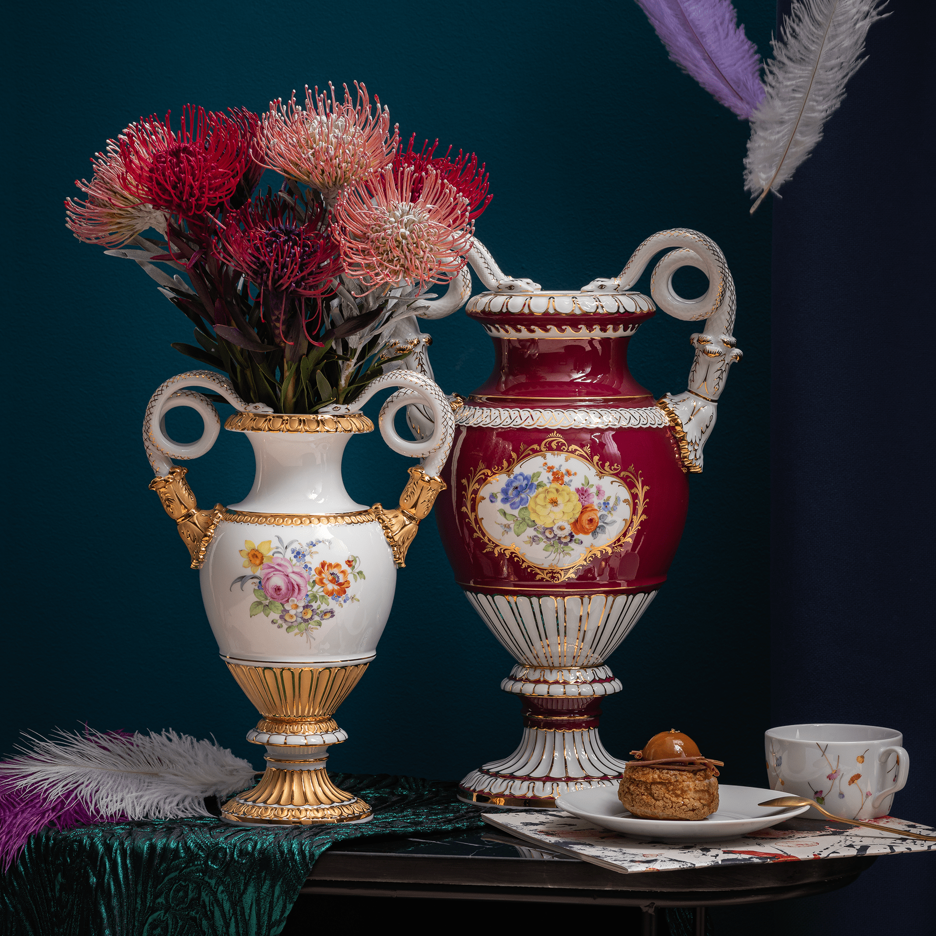 Vase Rot mit Blumenbukett, Höhe 39 cm | Meissen Exklusiv - Kollektion 102480 - 50m32 - Meissen Weimar