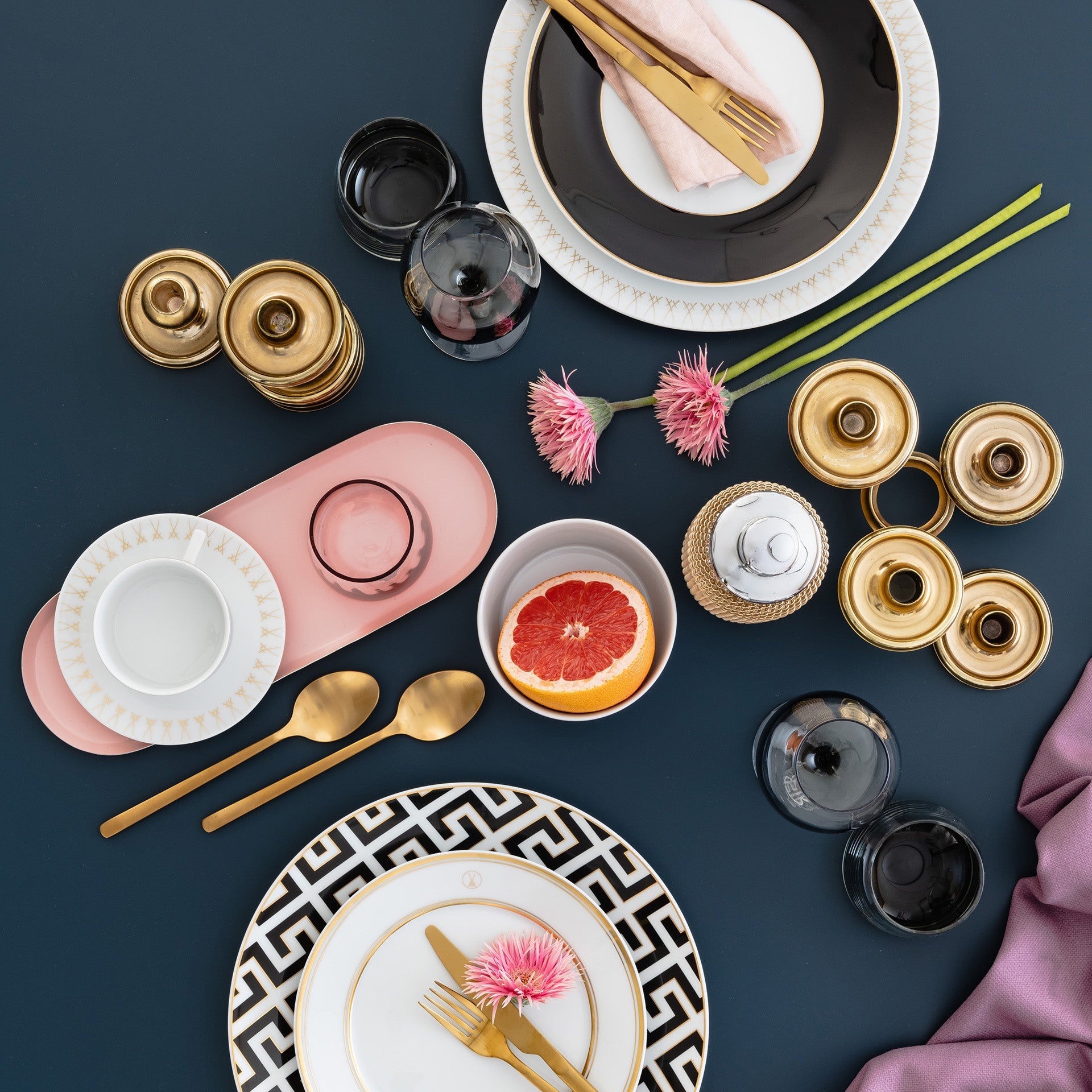 Vorspeise - und Dessertteller, Form "No 41", Swords Luxury Gold, Schwertermedaillon, Goldfaden, Goldband, Ø 22 cm | Meissen No.41 Swords Luxury Gold 99a367 - 41473 - Meissen Weimar