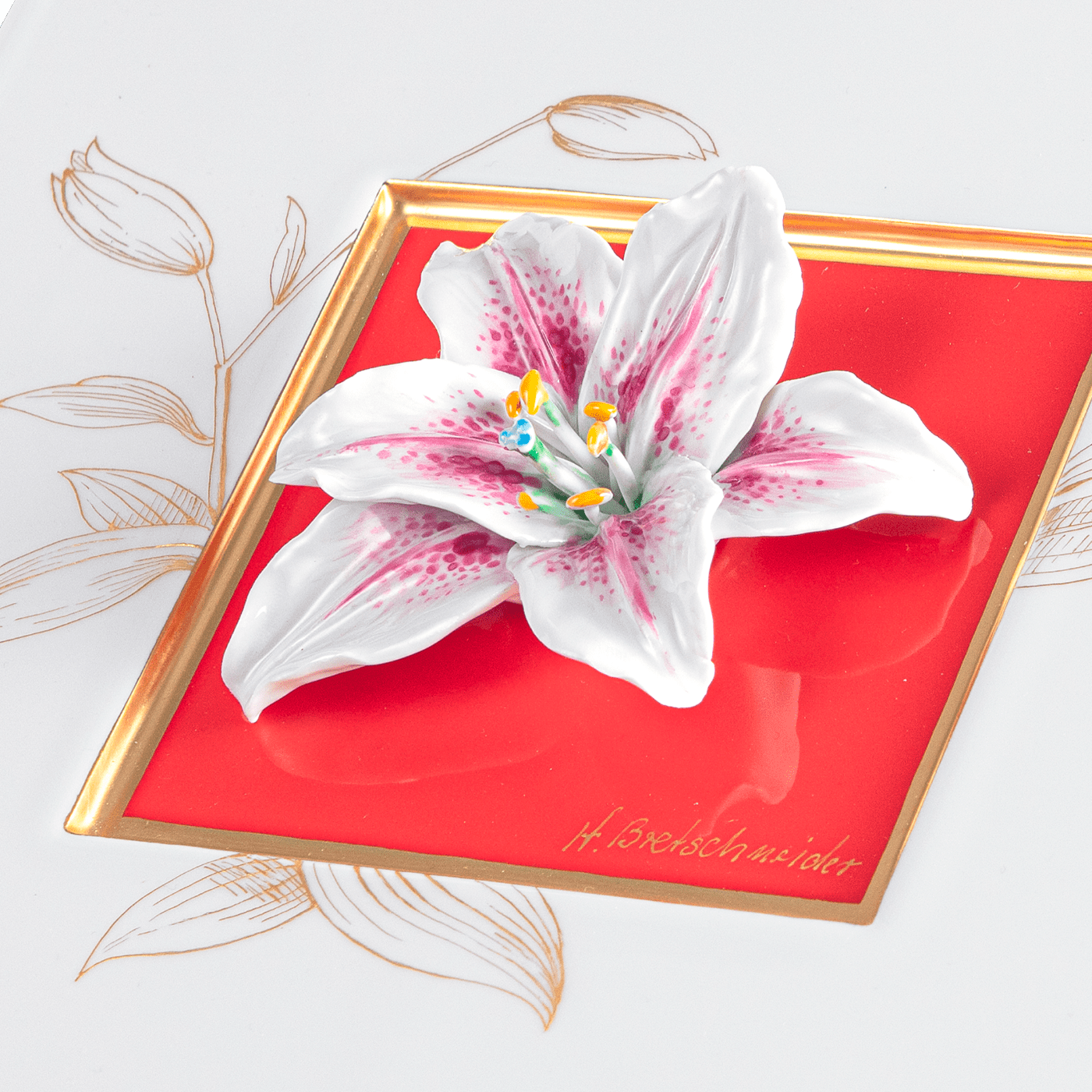 Wandbild mit Lilienblüte, Roter Fond, H 23 cm | Meissen Atelier - Edition 932590 - 9m861 - Meissen Weimar