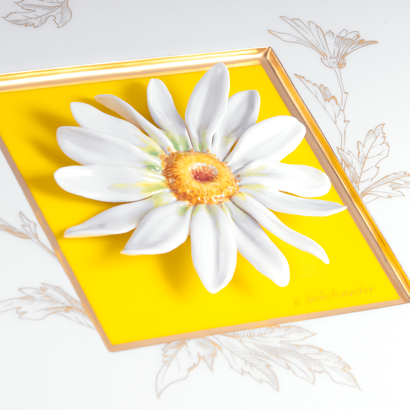 Wandbild mit Margeritenblüte, Gelber Fond, H 23 cm | Meissen Atelier - Edition 932790 - 9m863 - Meissen Weimar