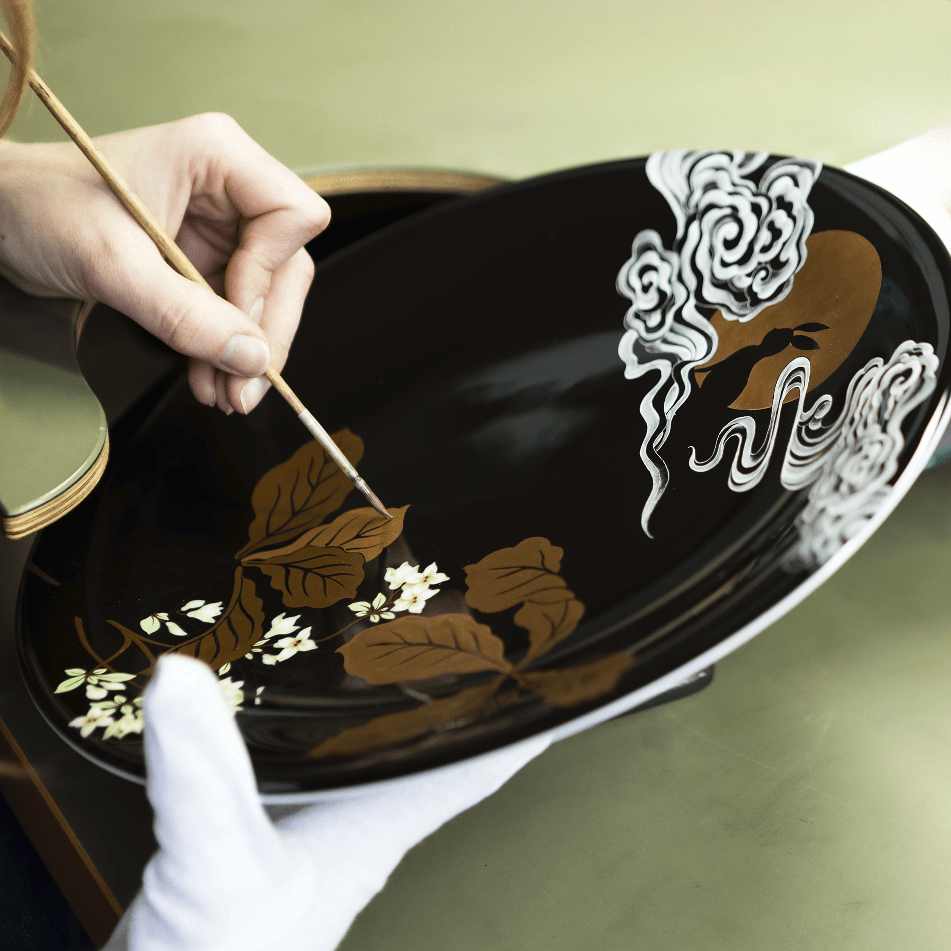 Wandteller Hase auf Mond, Lim. 50, Ø 31 cm | Meissen Limitierte Meisterwerke 70A384-54M38 - Meissen Weimar