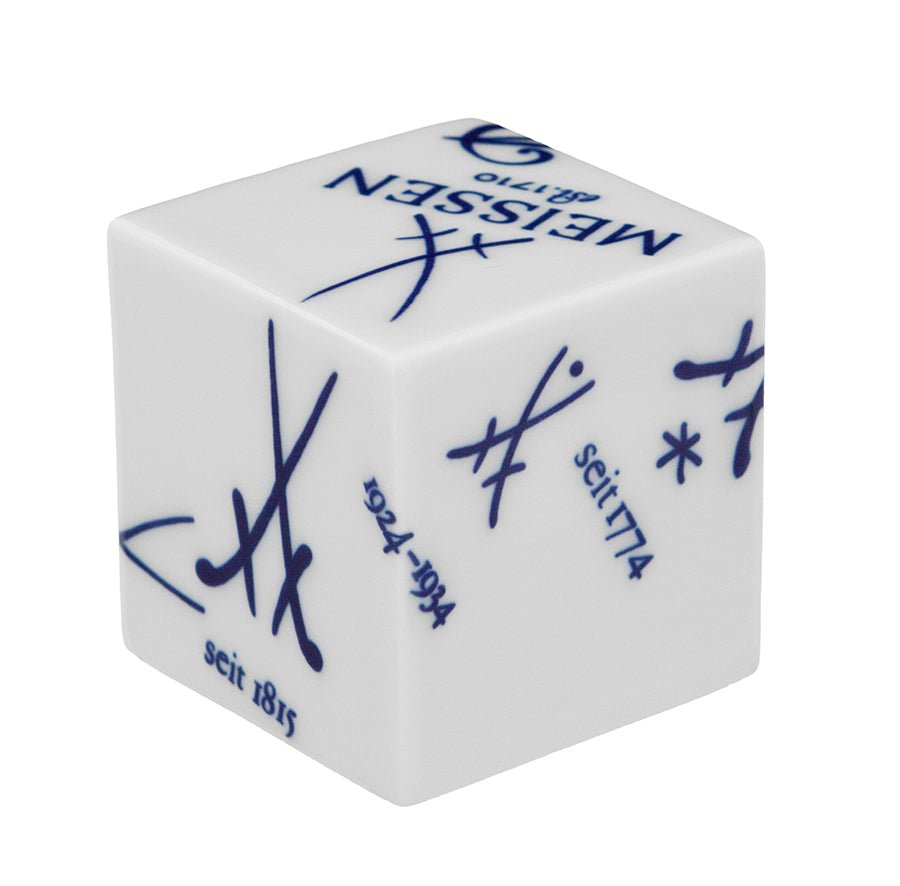 Würfel, Alte Markenzeichen u. Jahreszahlen, kobaltblau, weißer Rand, Aquatinta, H 4,5 cm | Meissen Kollektion 'AQUATINTA' 778501 - 53718 - Meissen Weimar